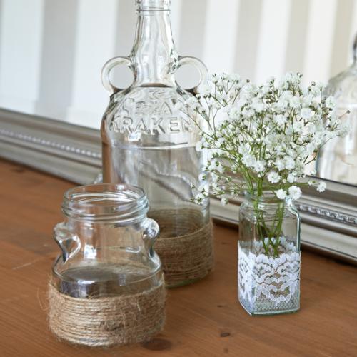 Pot en verre ayant été recyclé et transformé en vase.